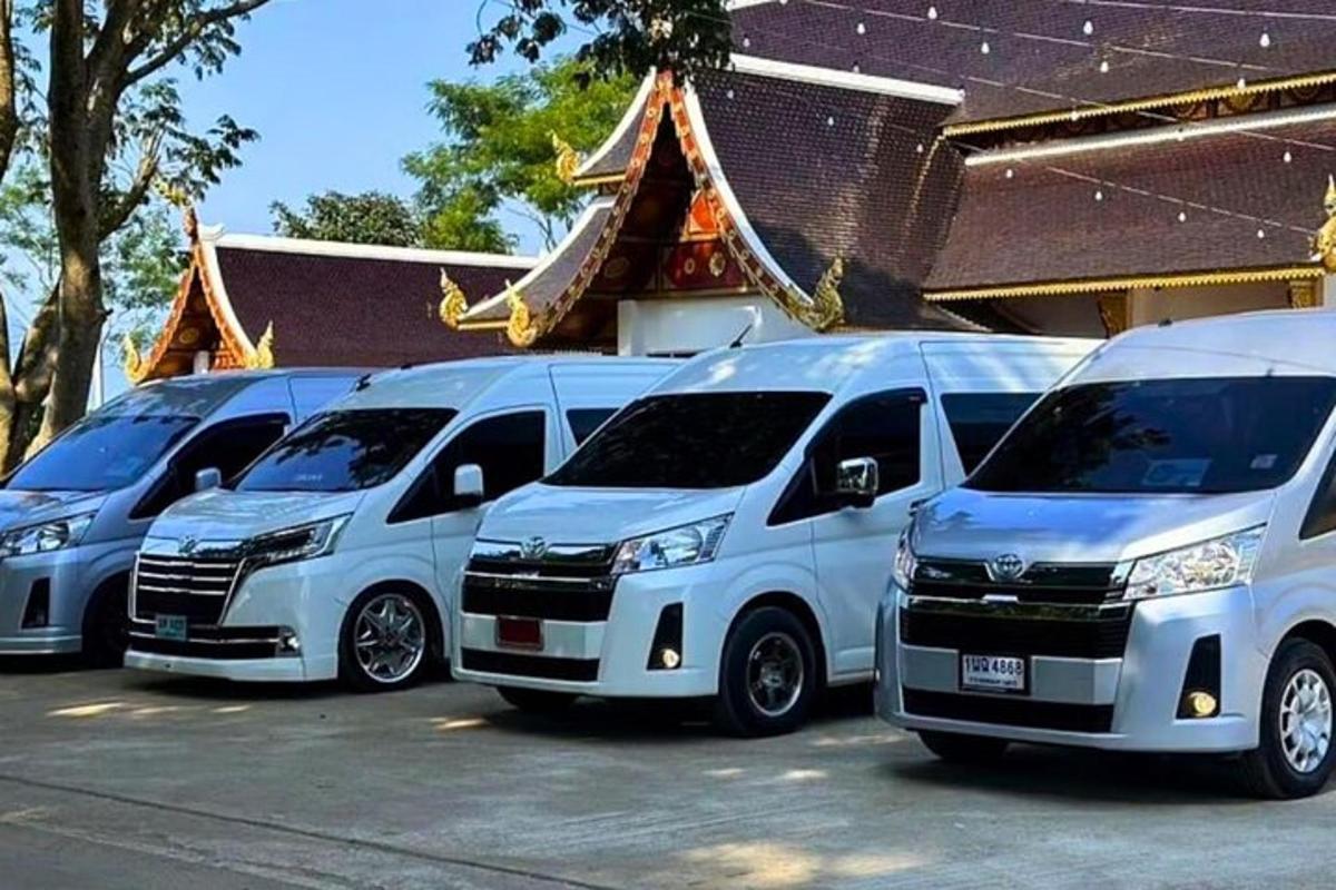 Una fila de furgonetas blancas estacionadas frente a un edificio
