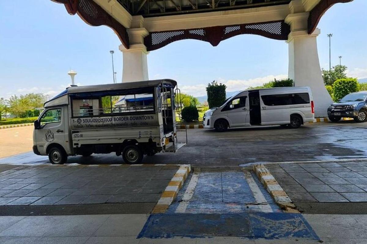 Una camioneta blanca está estacionada en un estacionamiento