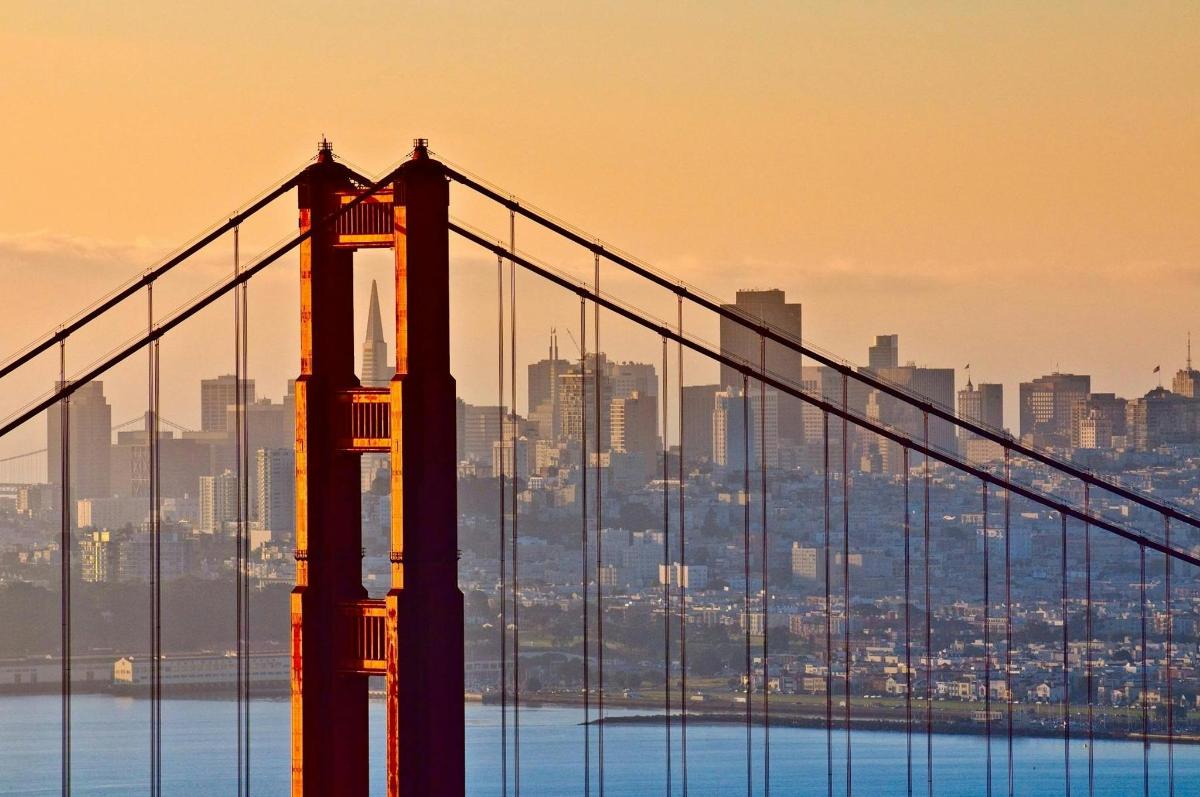 most Golden Gate s městem v pozadí