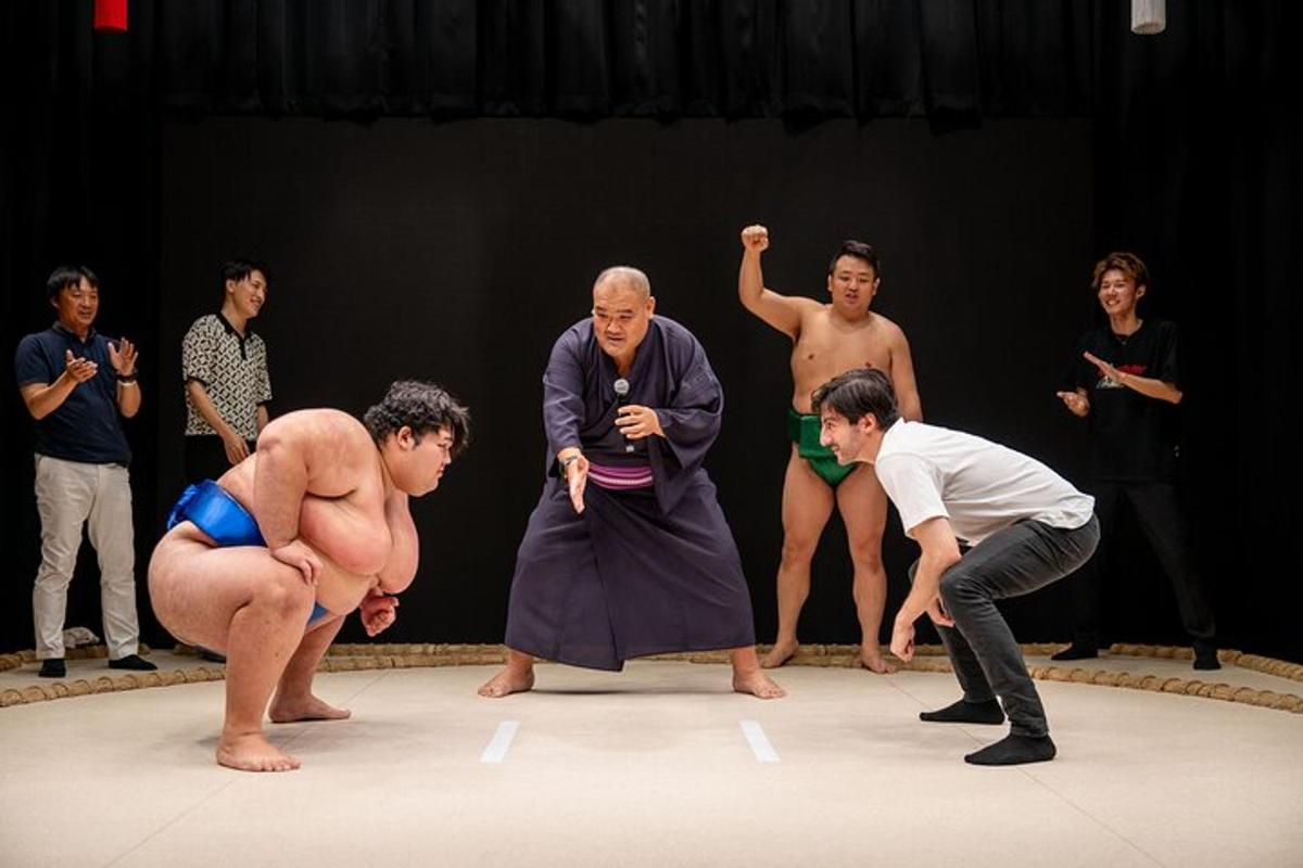 un gruppo di uomini sul palco durante uno spettacolo di wrestling
