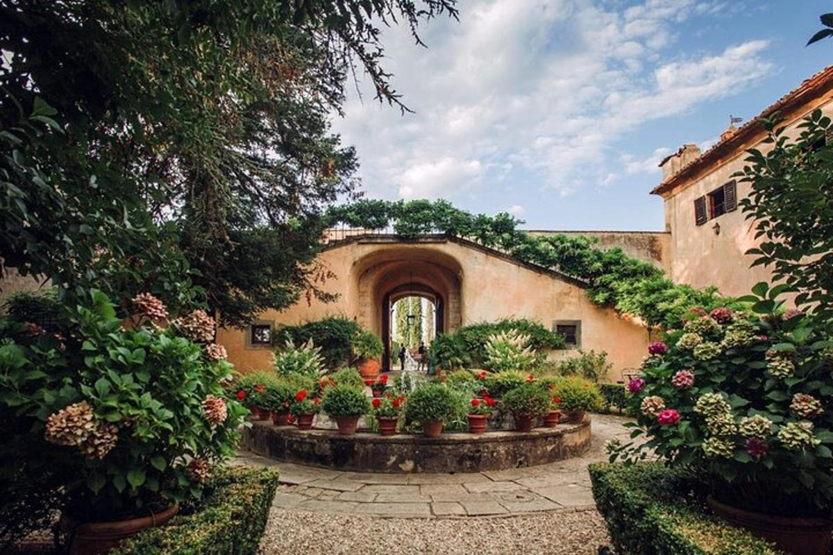 Un patio con plantas y flores en un edificio.