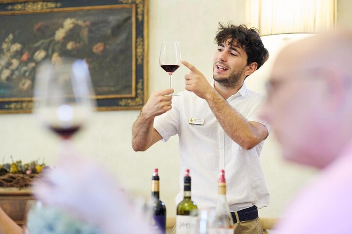 un hombre sosteniendo una copa de vino