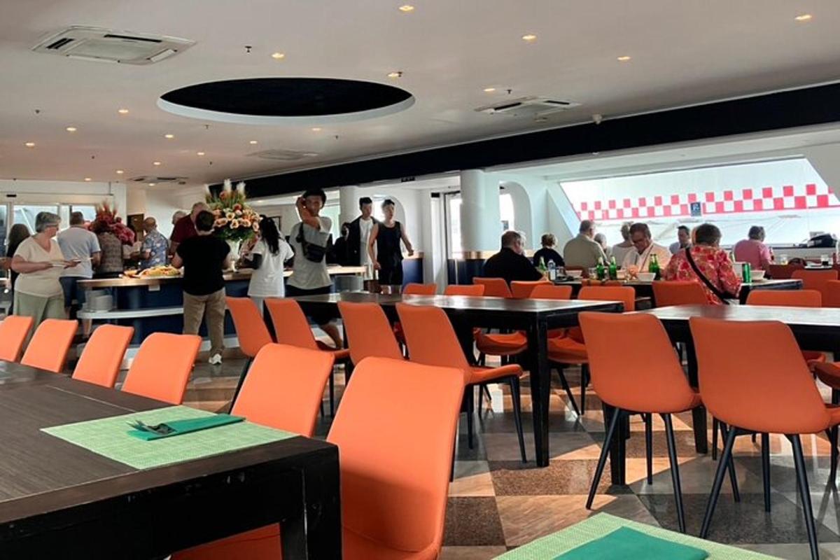 un restaurant cu scaune și mese portocalii și oameni