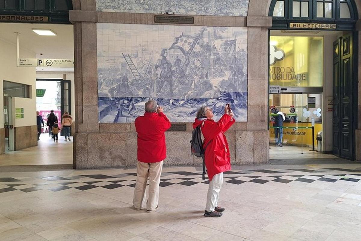due persone che scattano foto di un dipinto in un edificio