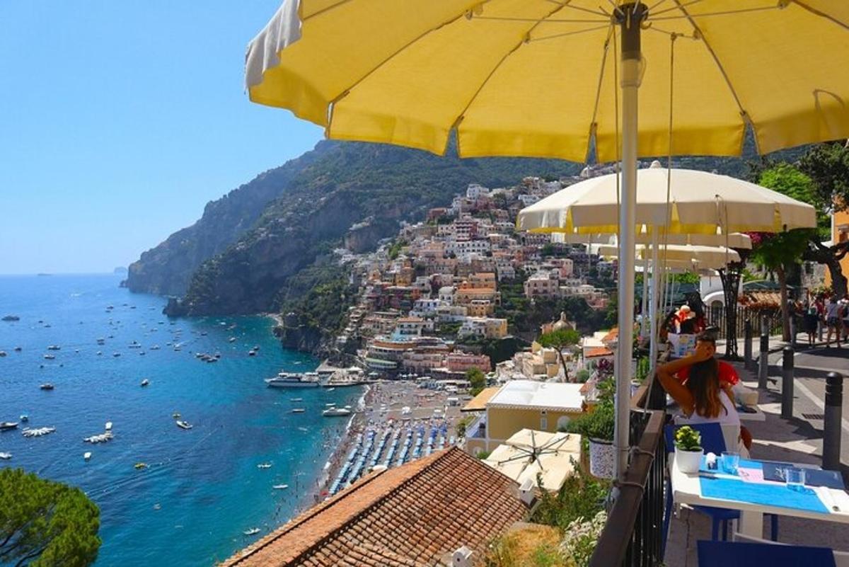 una vista di una città con un ombrello giallo