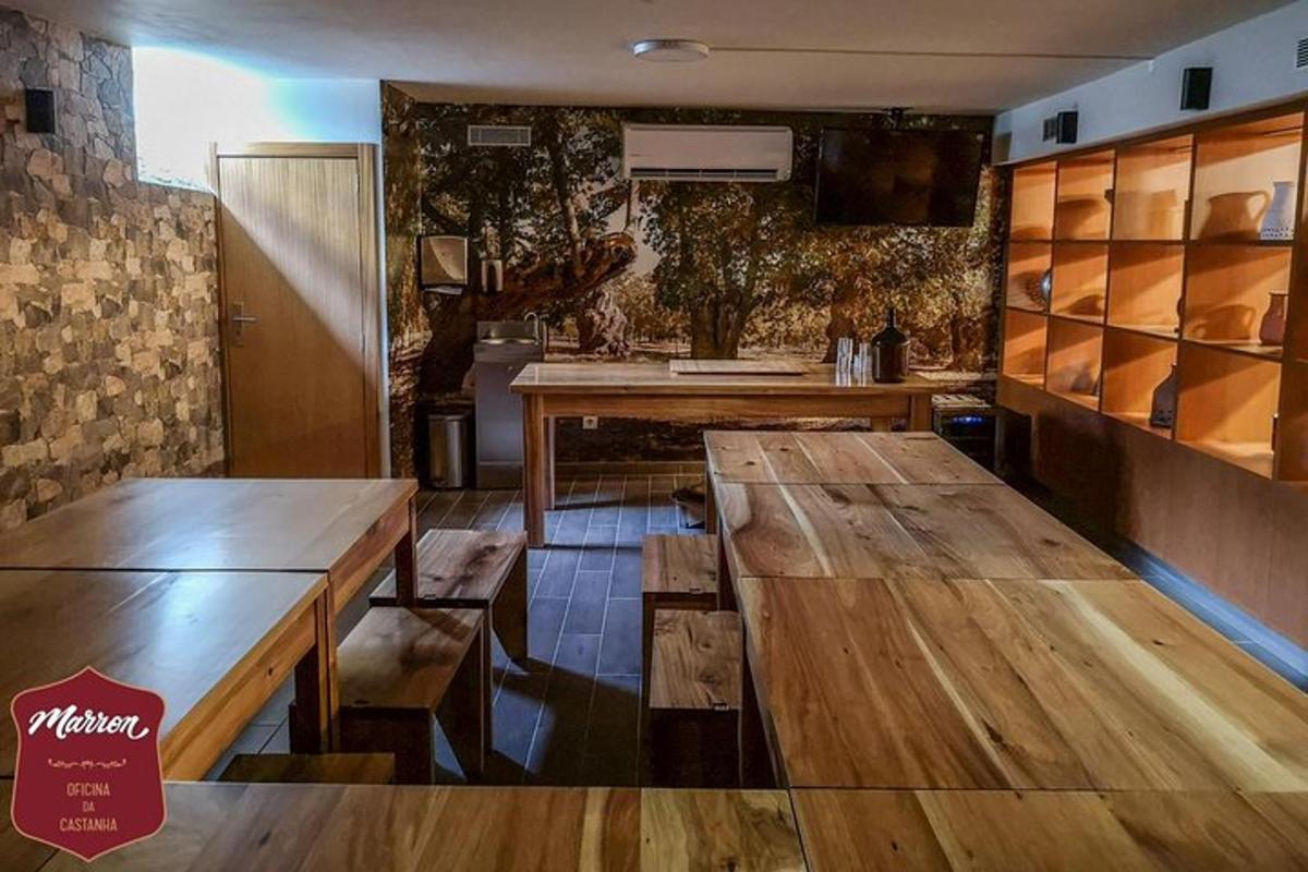 un ristorante con tavoli di legno in una stanza