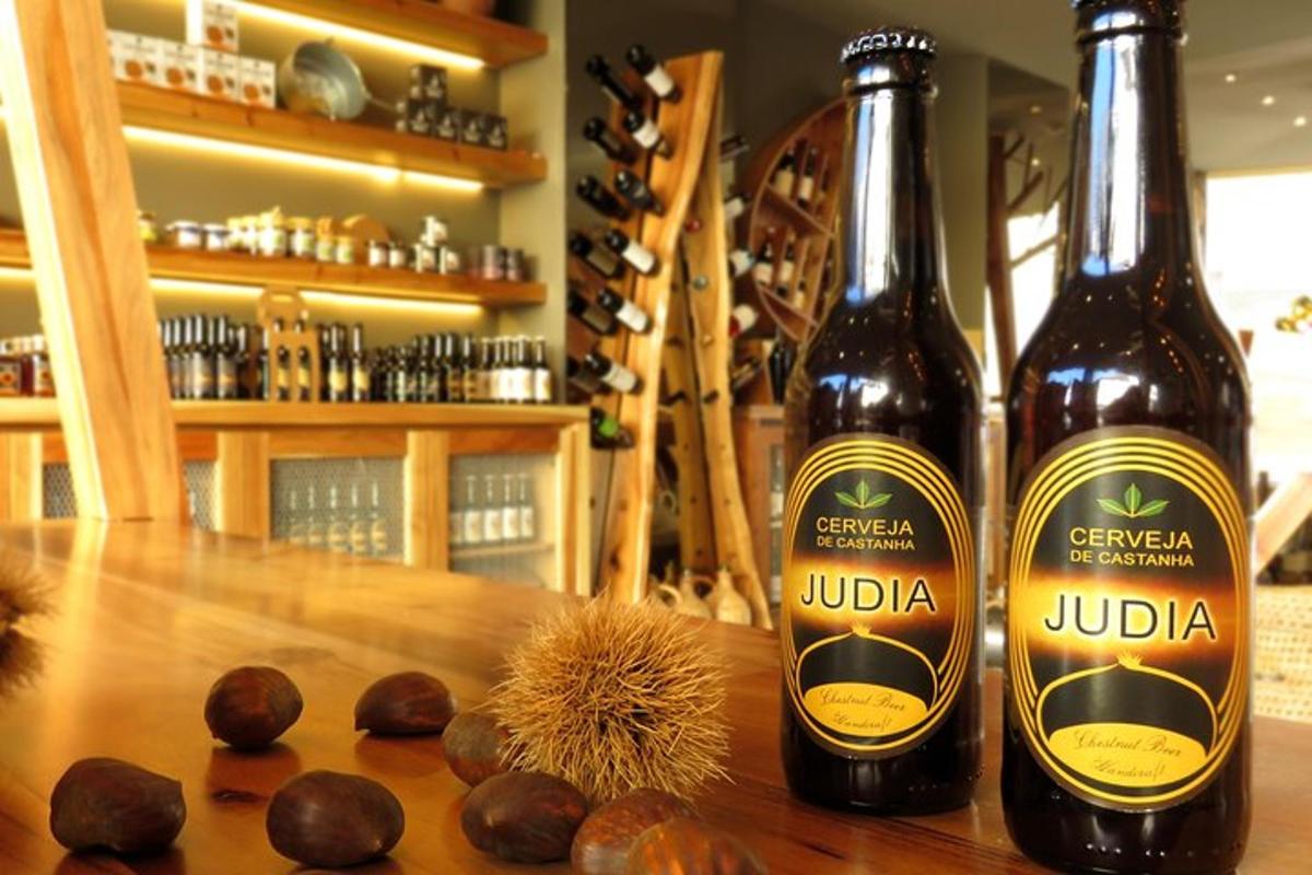 due bottiglie di vino appoggiate su un tavolo di legno