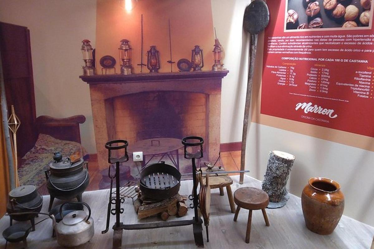 una stanza con un camino con vari oggetti in mostra