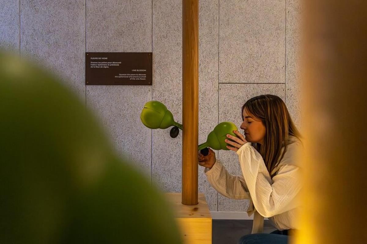 uma mulher comendo um objeto verde em frente a um espelho