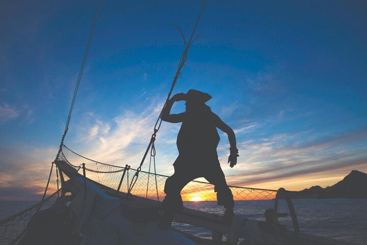 Un hombre parado en un bote con una red de pesca
