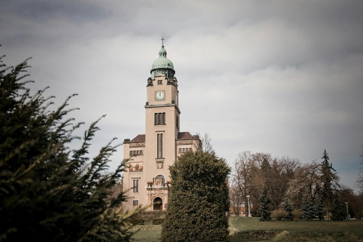 ēka ar pulksteņa torni tās virsotnē