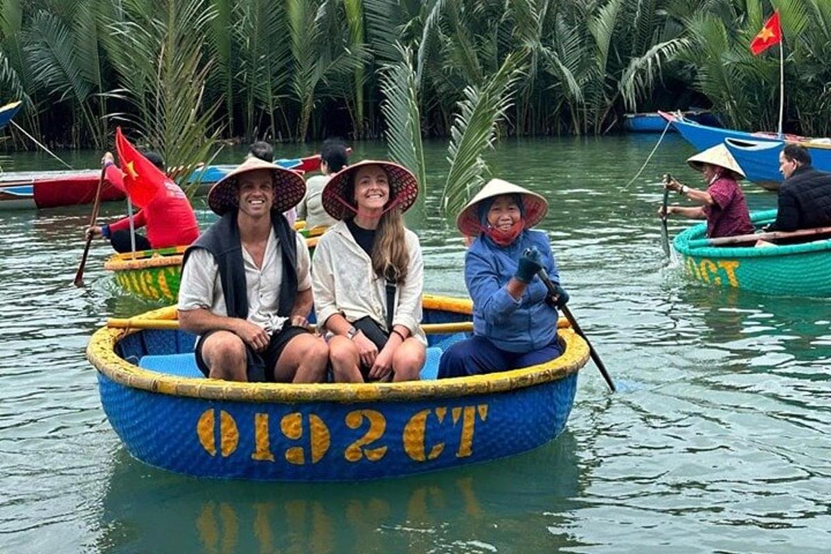 ba người trên một chiếc thuyền màu xanh trên mặt nước