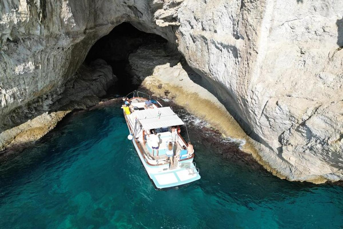 una barca di fronte a una grotta nell'acqua