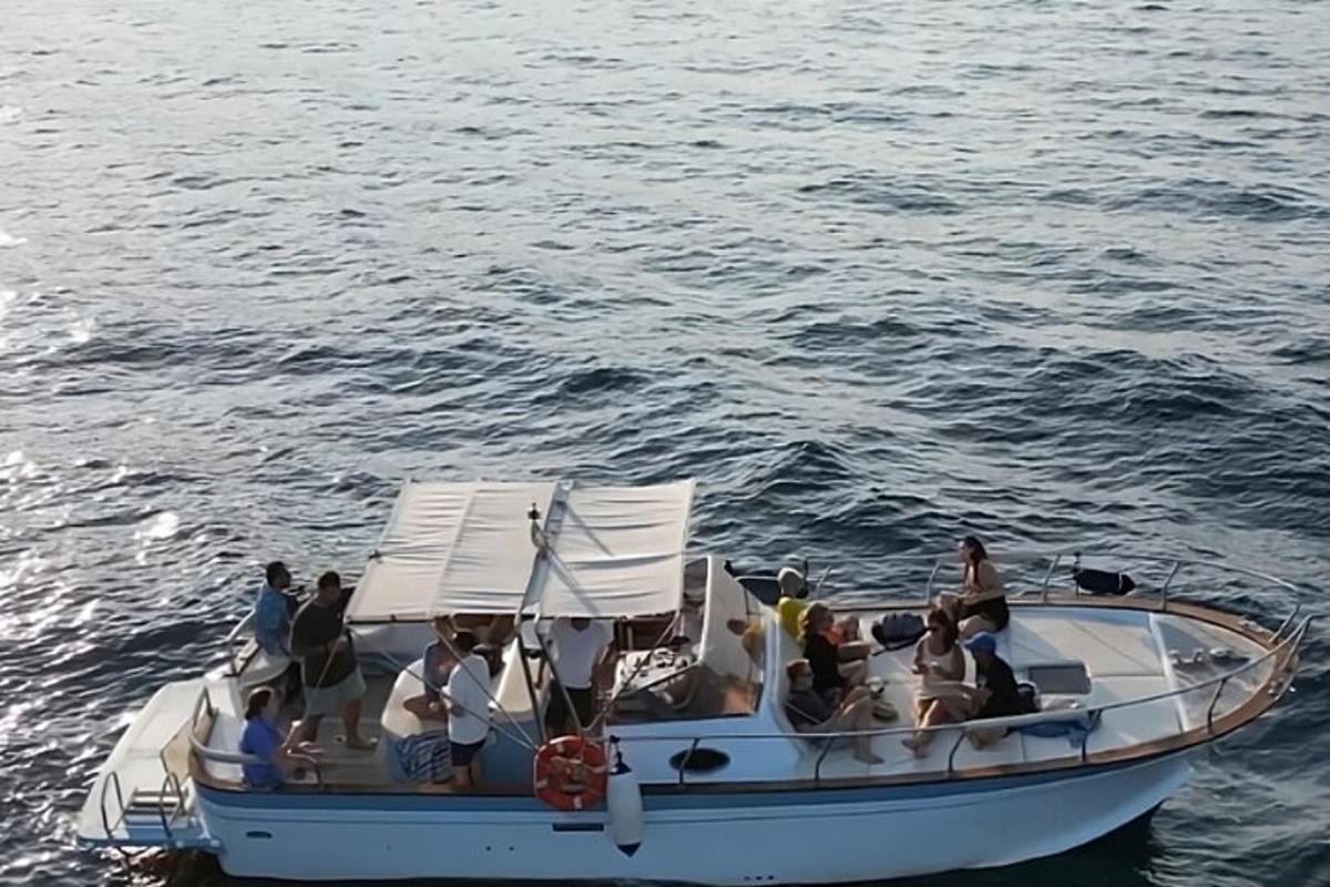 un gruppo di persone su una barca in acqua