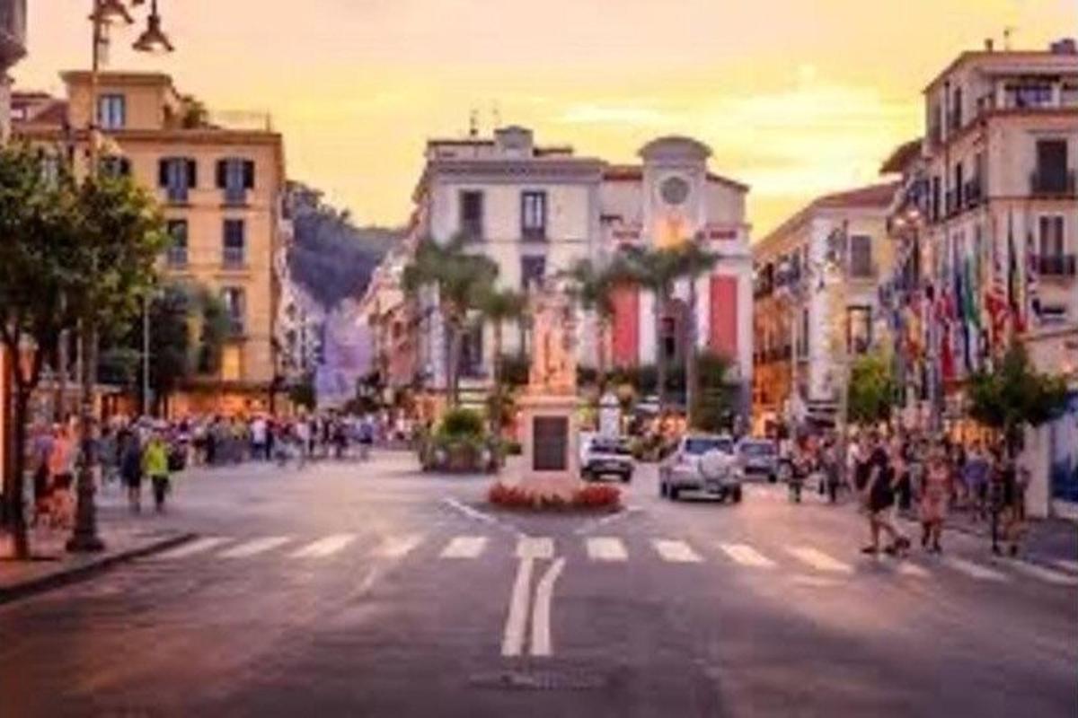 μια θέα ενός δρόμου της πόλης με ανθρώπους και κτίρια