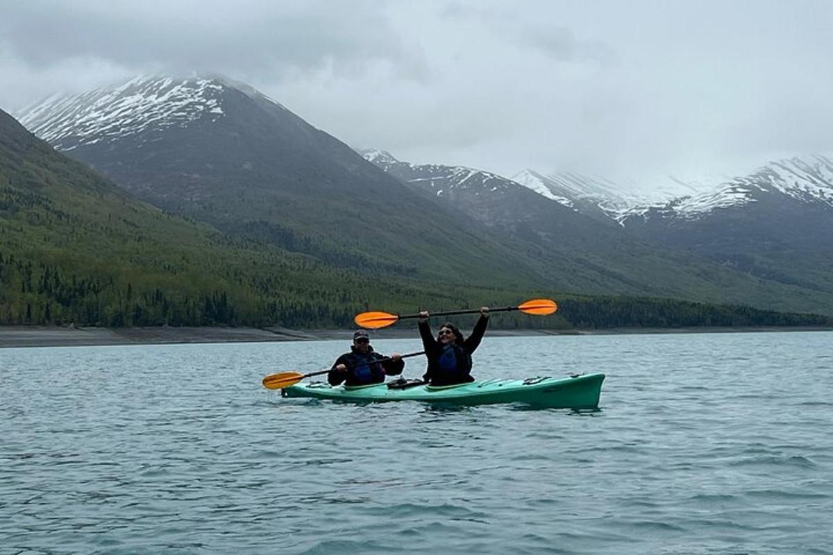 dues persones estan en un caiac en un llac