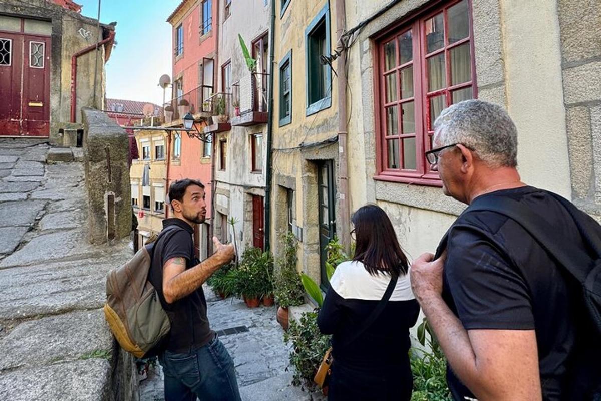 un grup de persones que es troben fora d'un edifici