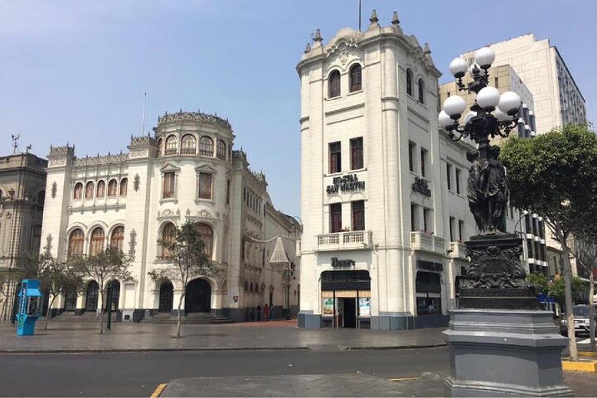 sebuah bangunan dengan lampu jalan di hadapannya