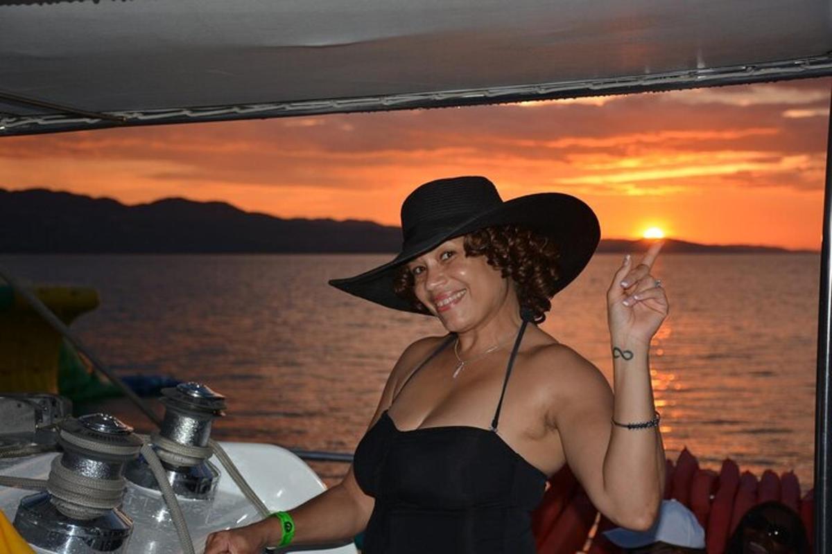 uma mulher usando um chapéu em um barco