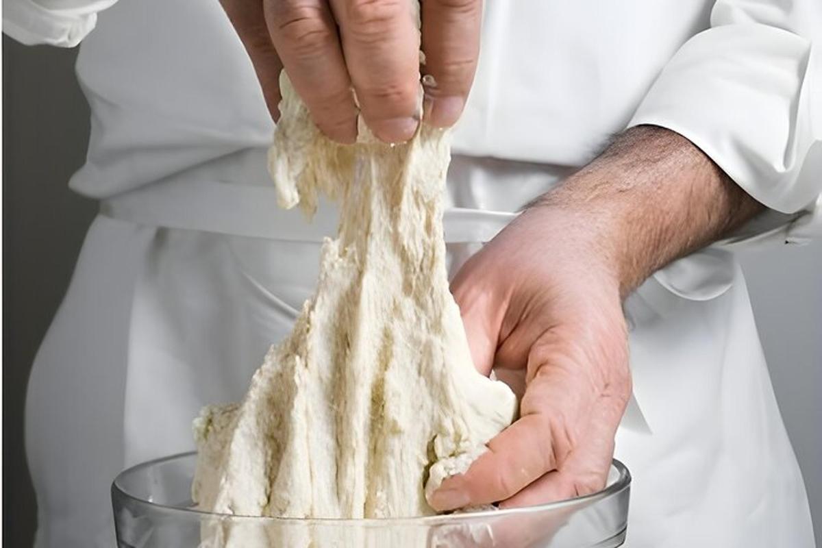 um chef está misturando comida em uma tigela