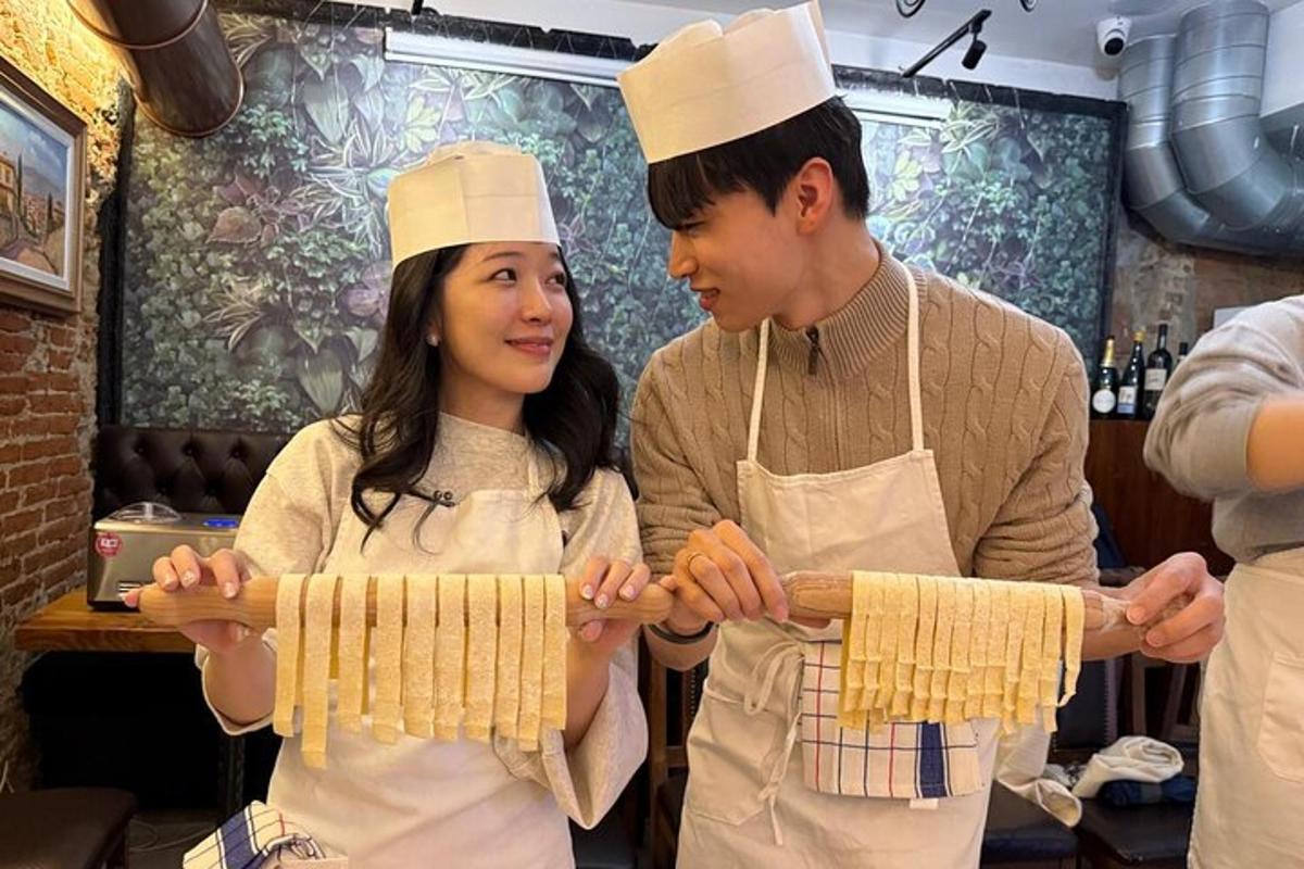 um homem e uma mulher em uma cozinha preparando comida