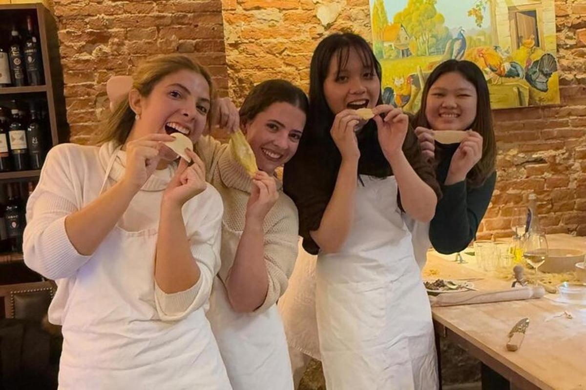 um grupo de mulheres comendo comida em uma mesa
