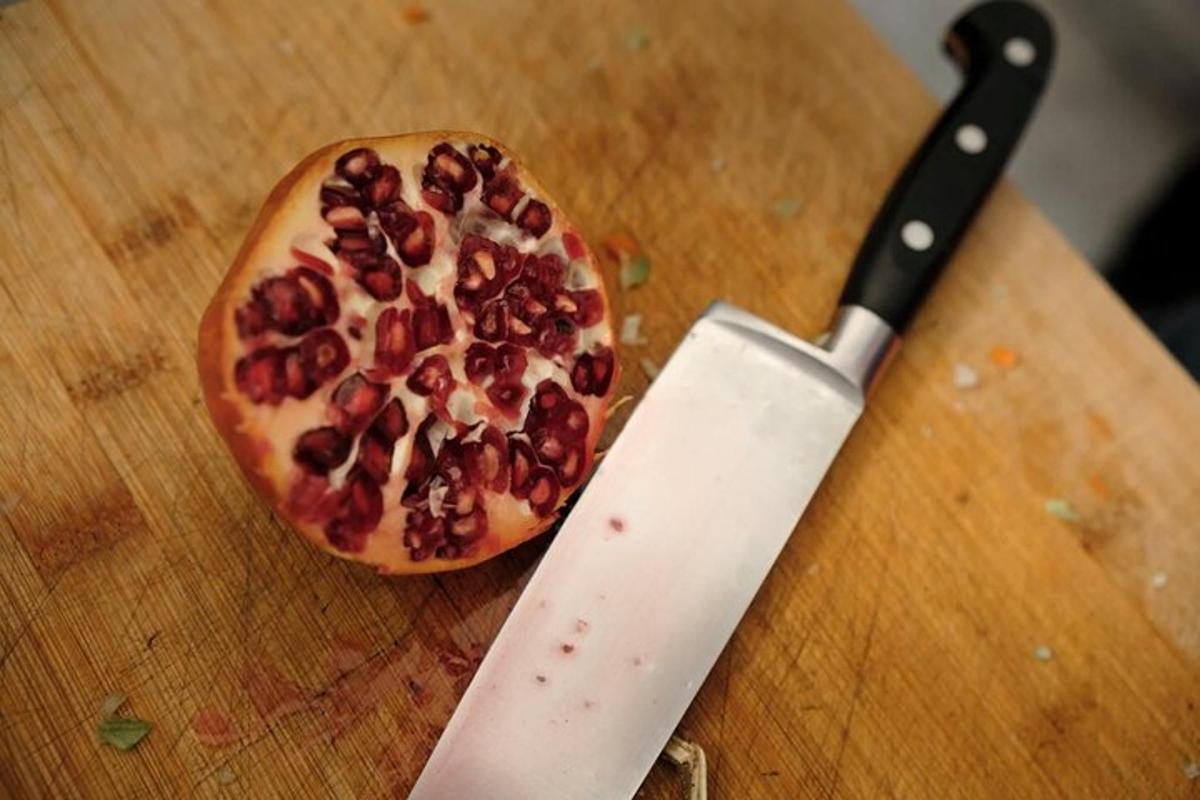 o pizza pe un tocător lângă un cuțit