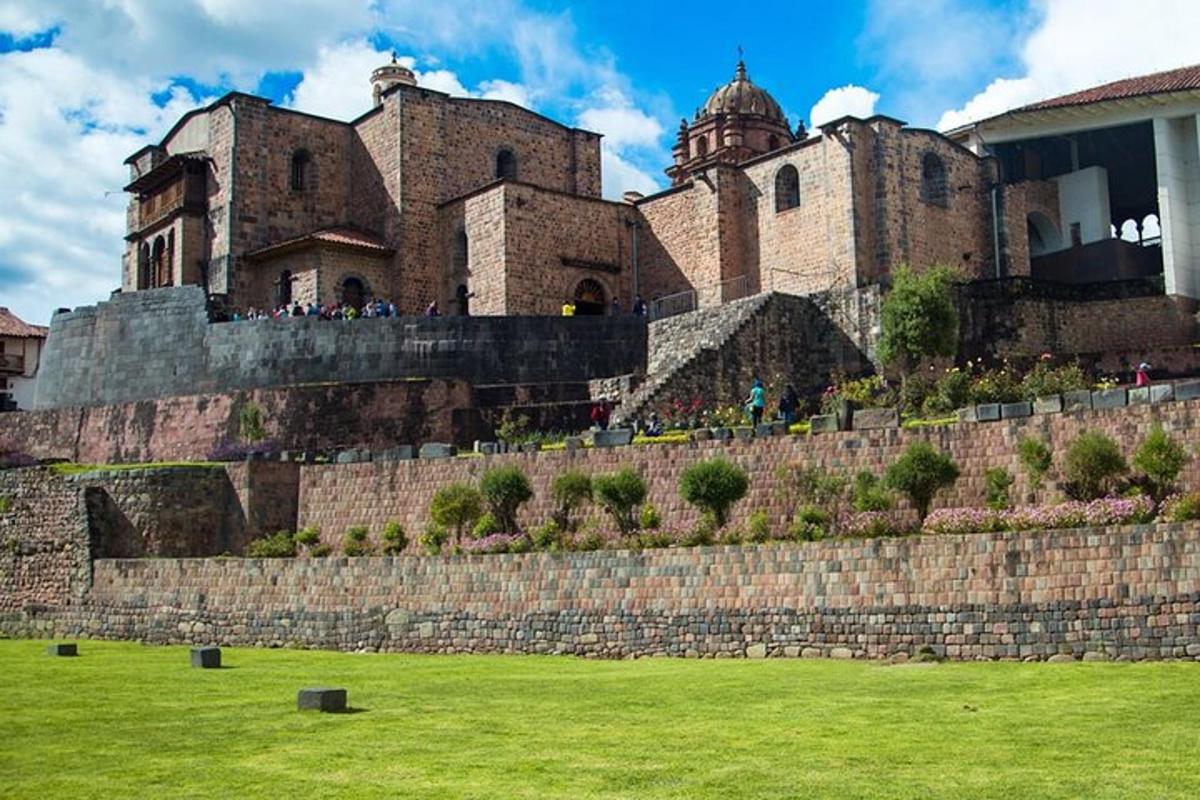 un castel mare cu oameni stând pe un zid