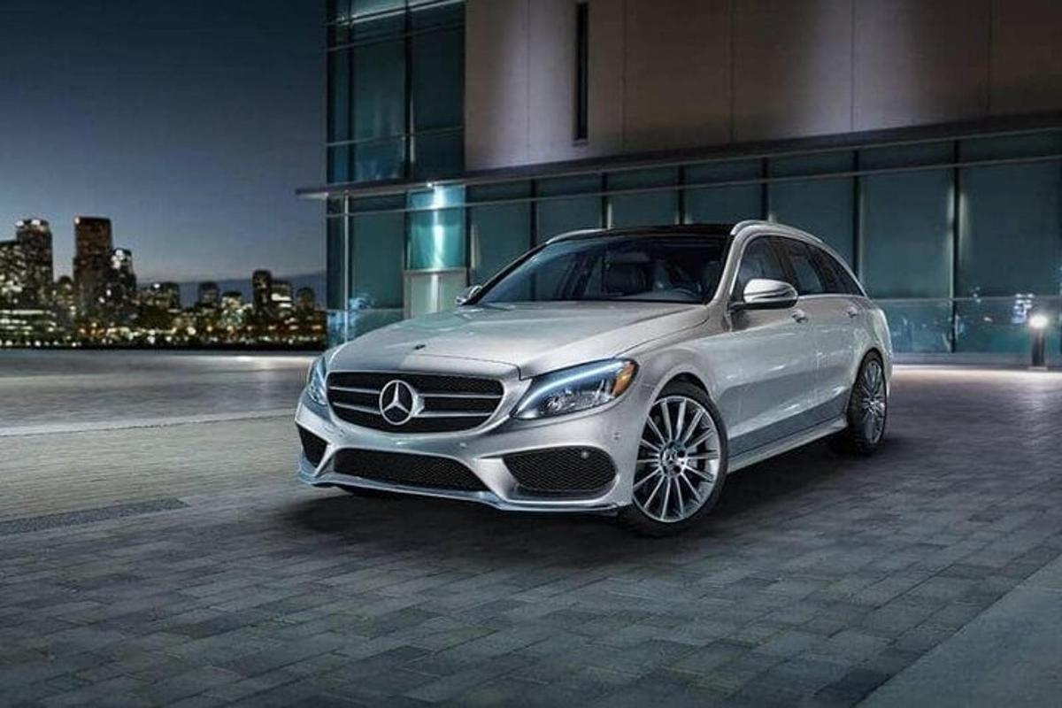 stříbrný vůz Mercedes Benz zaparkovaný před budovou