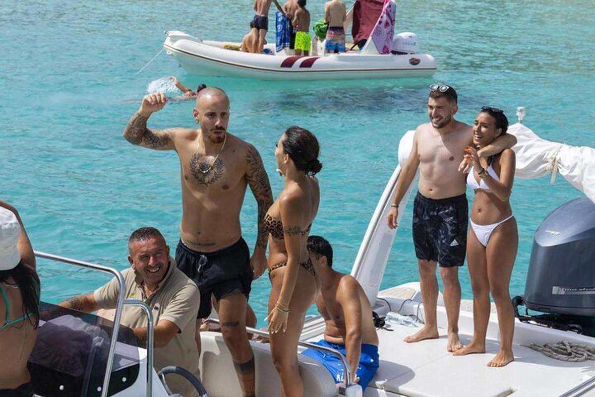 un gruppo di persone in piedi su una barca in acqua