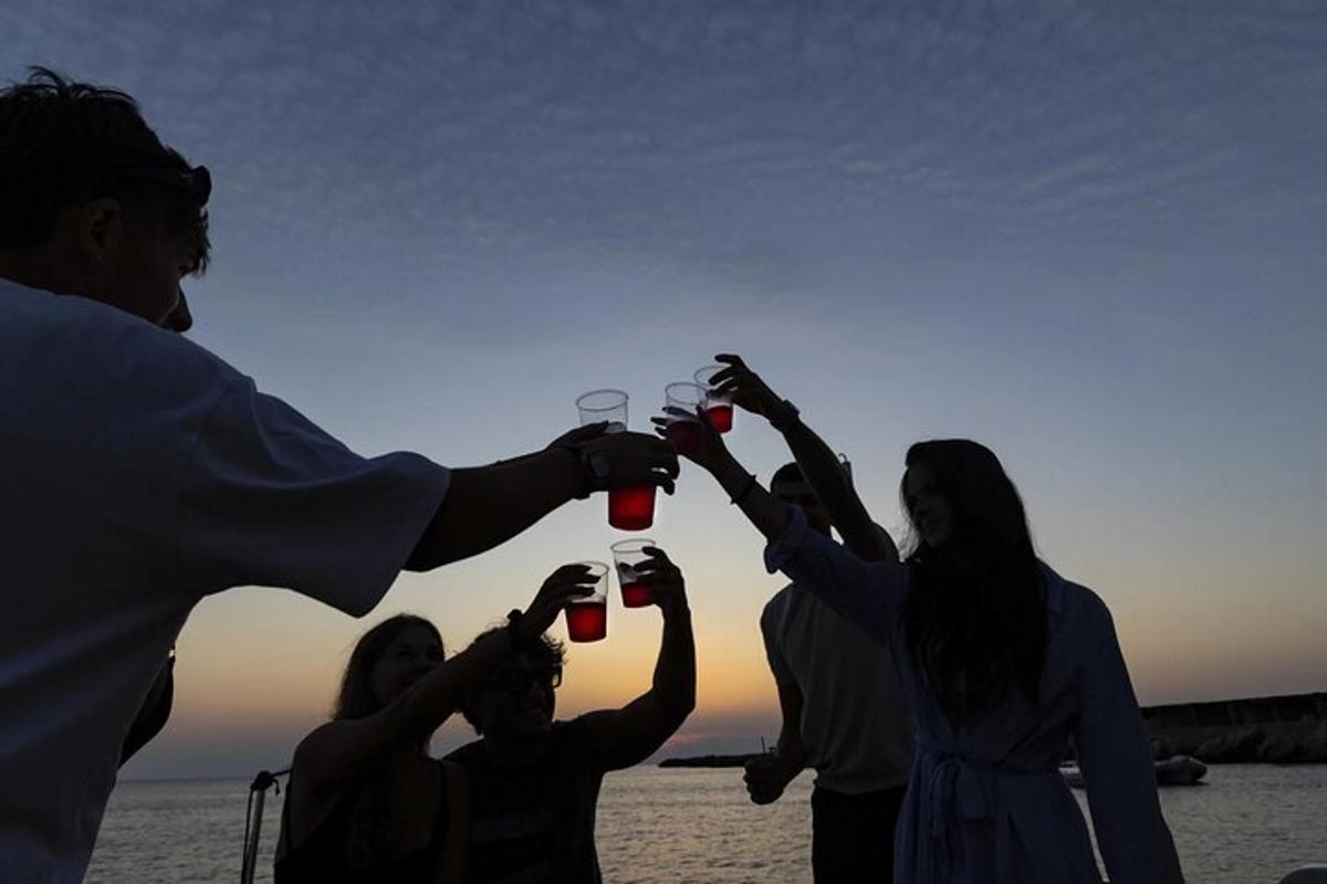 un gruppo di persone che sorreggono bicchieri di vino