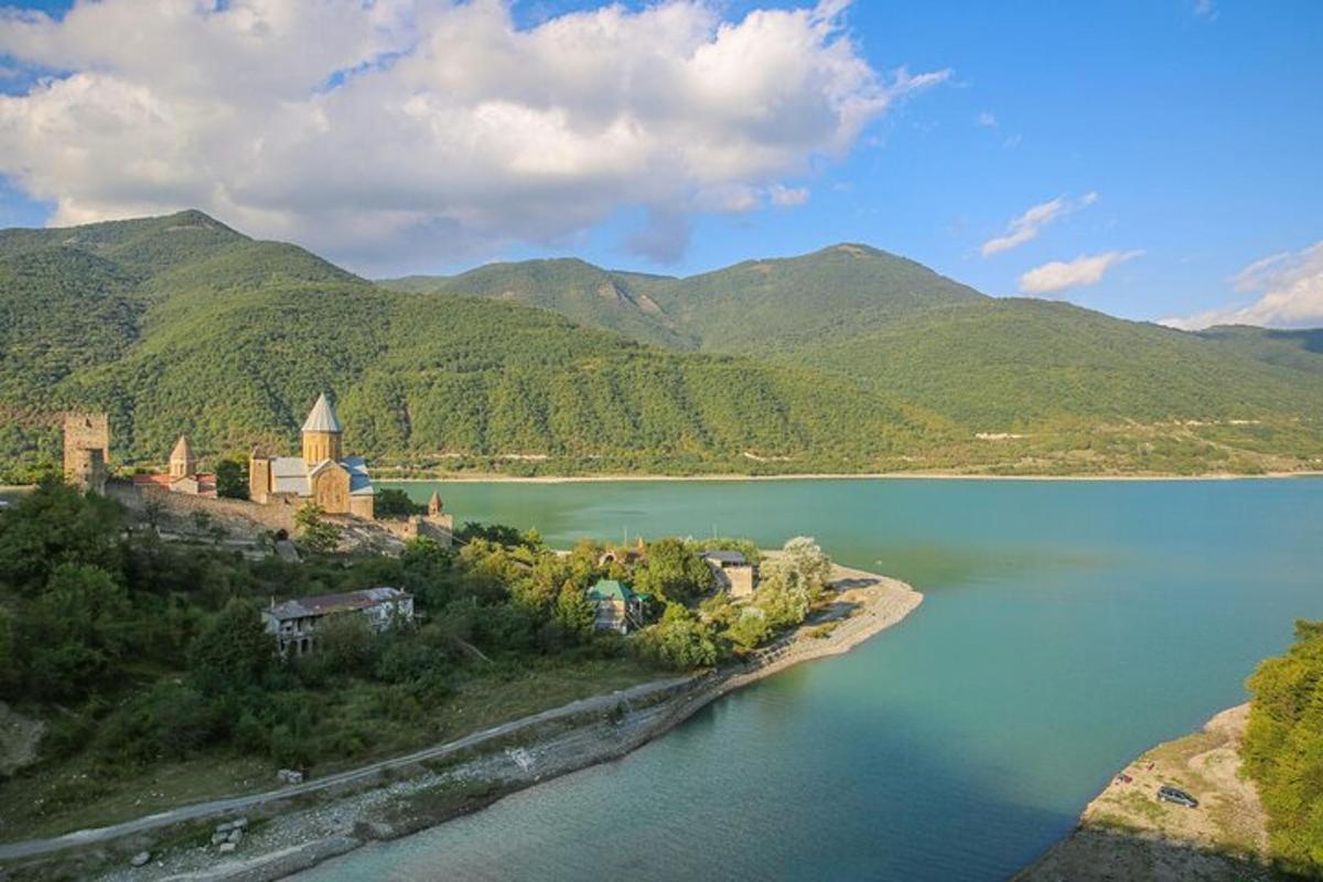 Zračni pogled na veliko vodno telo z gorami