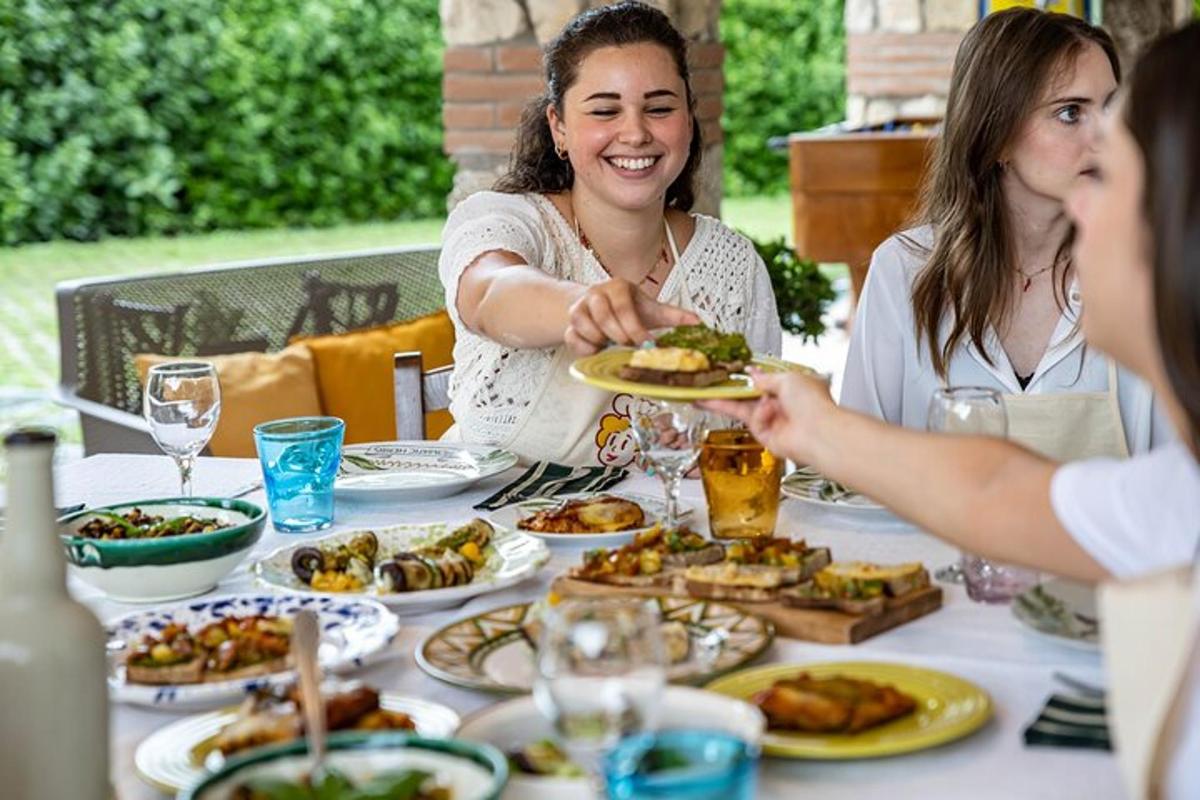 sekumpulan wanita duduk di meja makan makanan