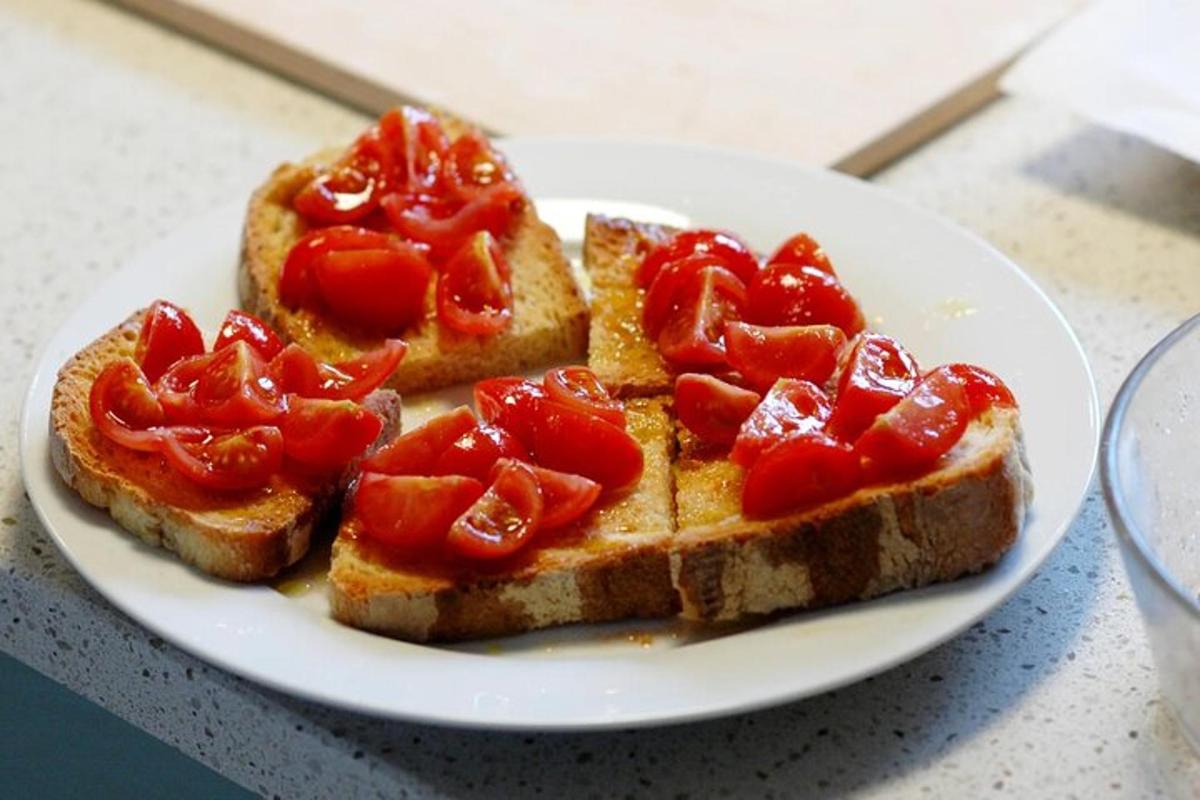 pinggan dengan tiga keping roti dengan tomato di atasnya