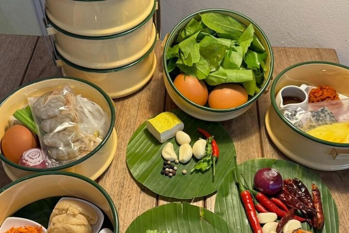 um grupo de tigelas de comida em uma mesa de madeira
