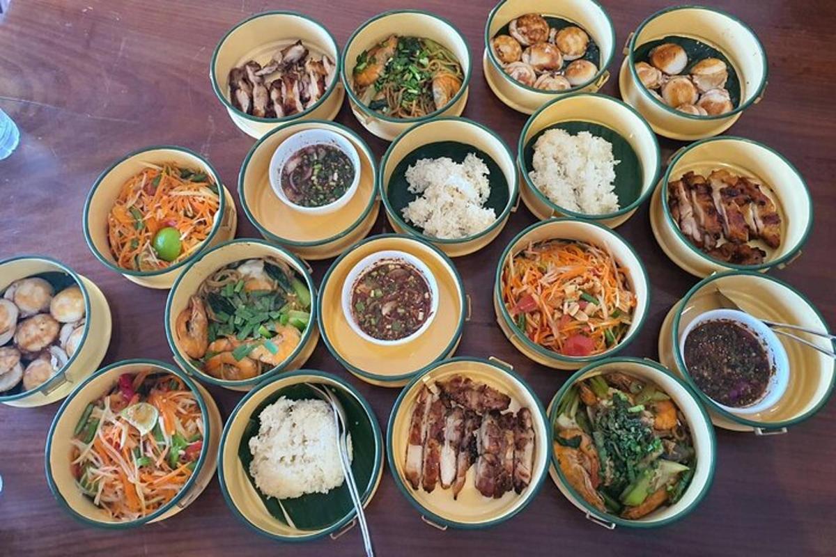 um monte de tigelas de comida em uma mesa