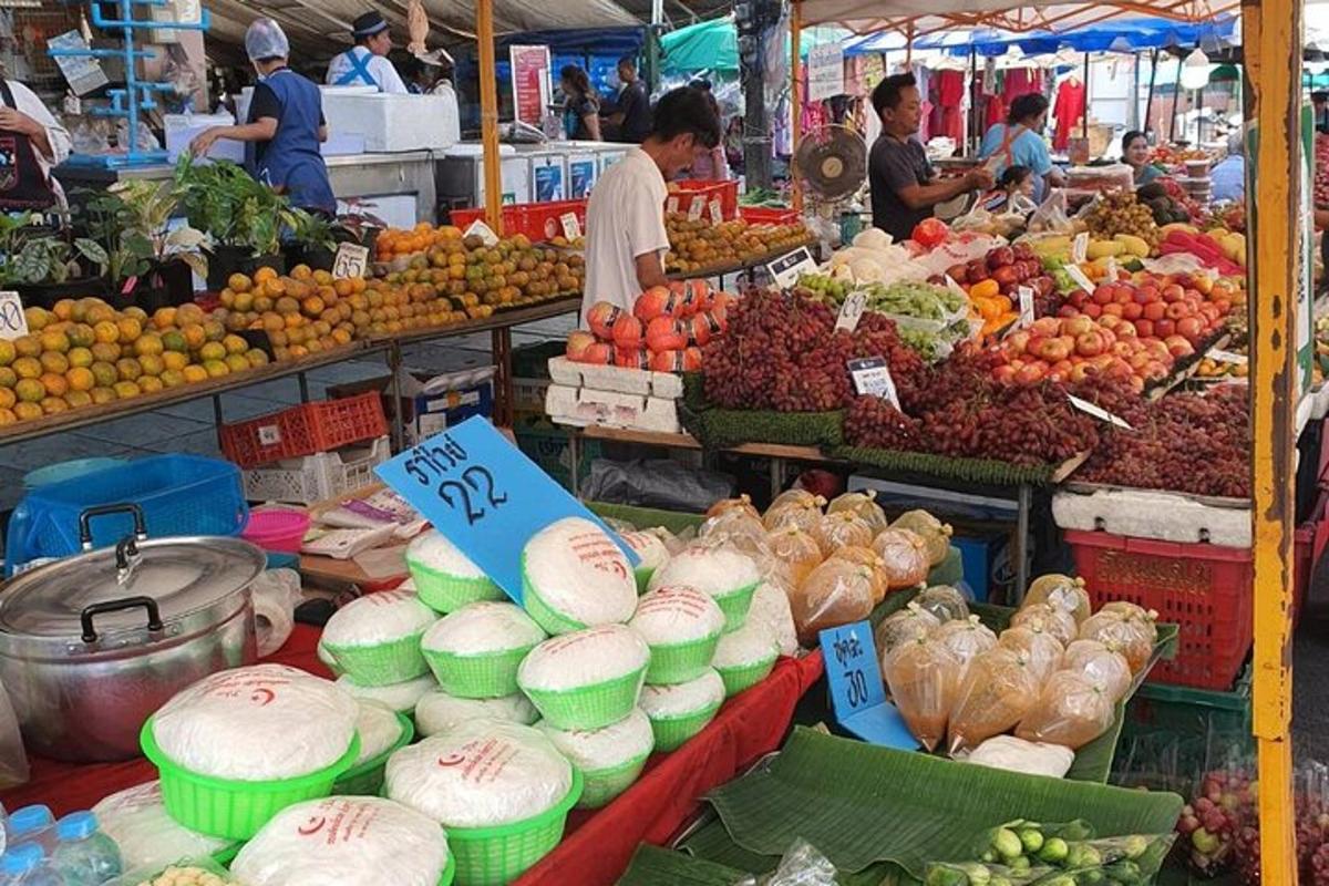 o piață cu multe fructe și legume expuse