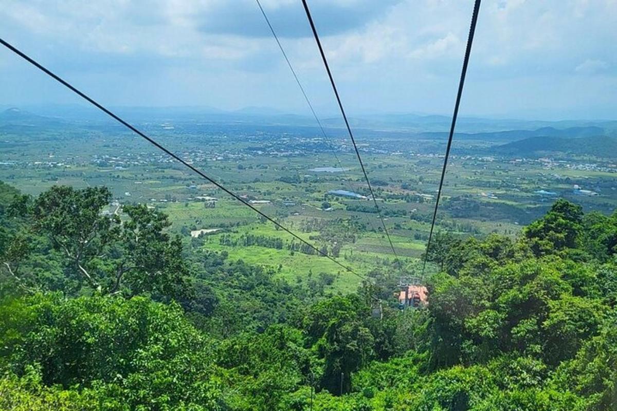 utsikt over en dal fra en zipline