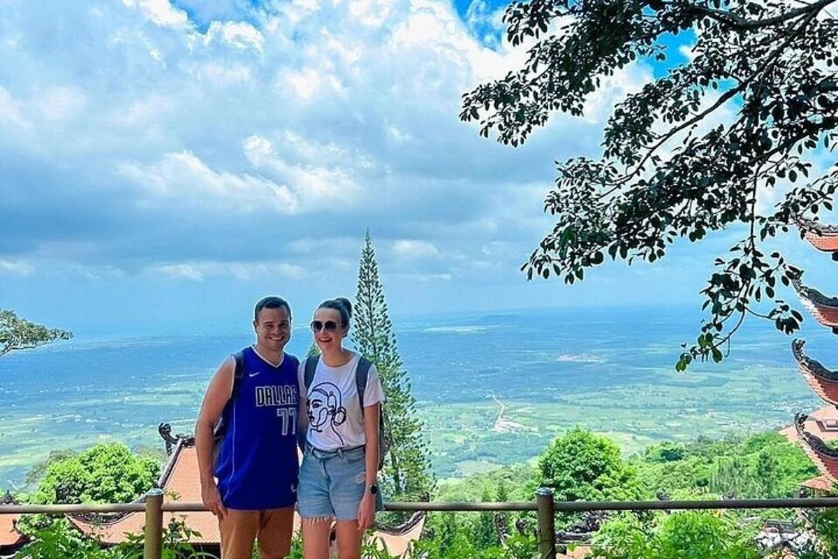 seorang pria dan wanita berdiri di atas gunung