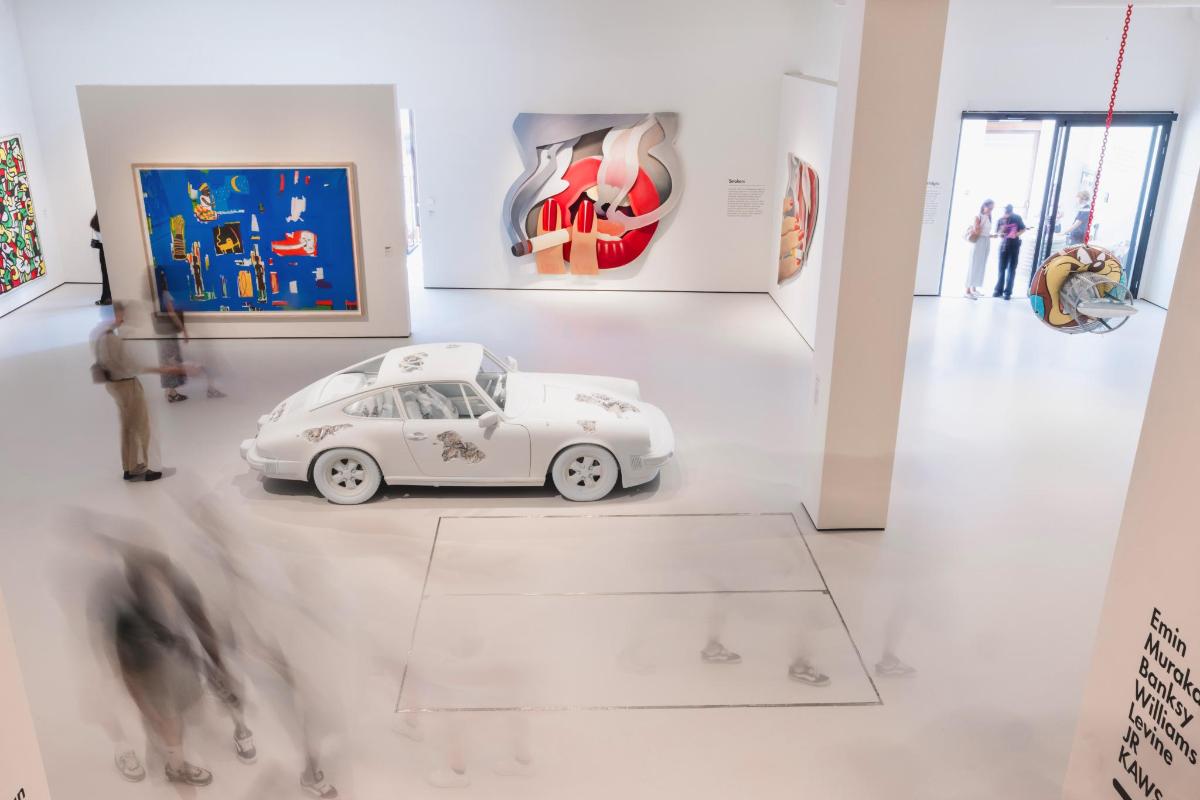 o mașină de jucărie expusă într-o expoziție muzeală