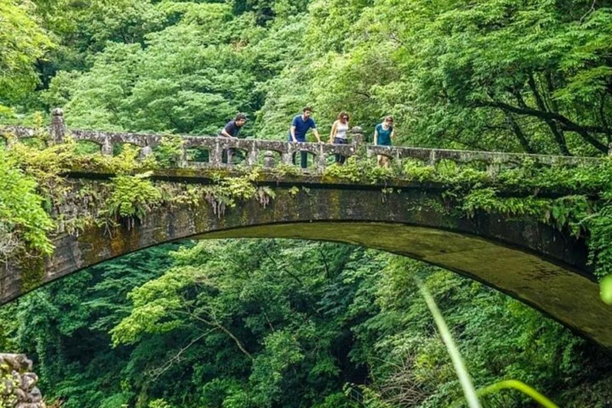 sekumpulan orang berjalan di atas jambatan