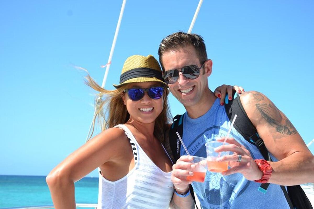 Un hombre y una mujer posando para una foto en un barco.