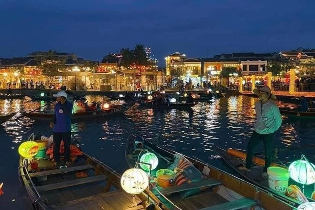 due persone in piedi su una barca in acqua di notte