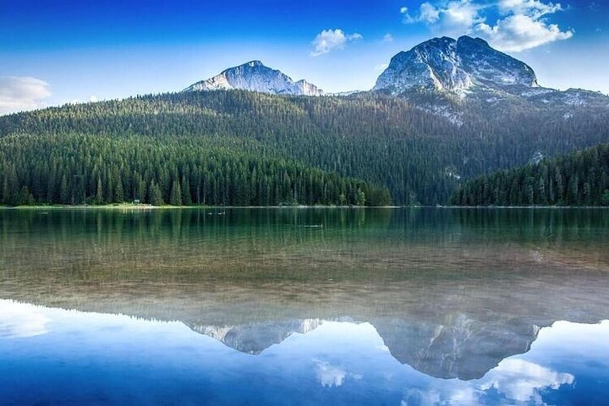 山を背景にした湖の景色