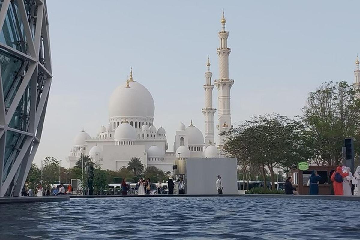 ein großes weißes Gebäude mit einer Moschee im Hintergrund