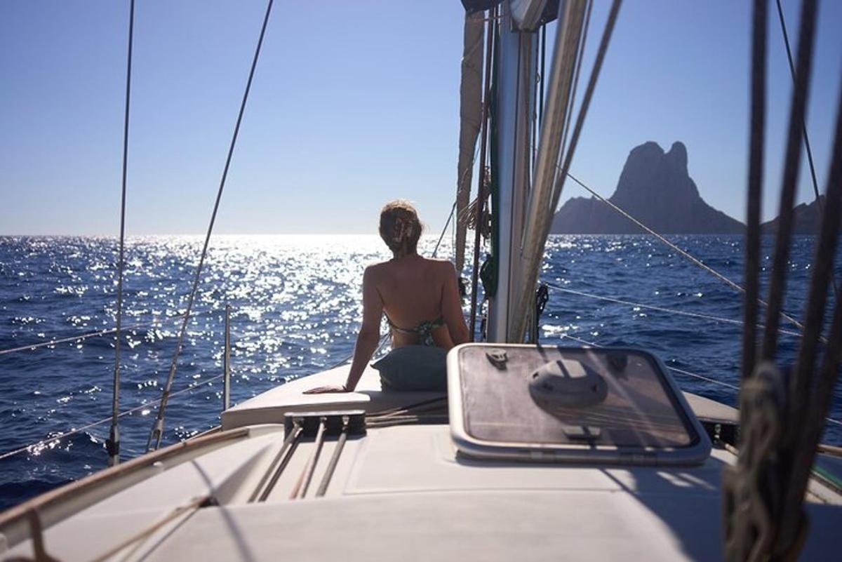 uma mulher sentada em um barco no oceano
