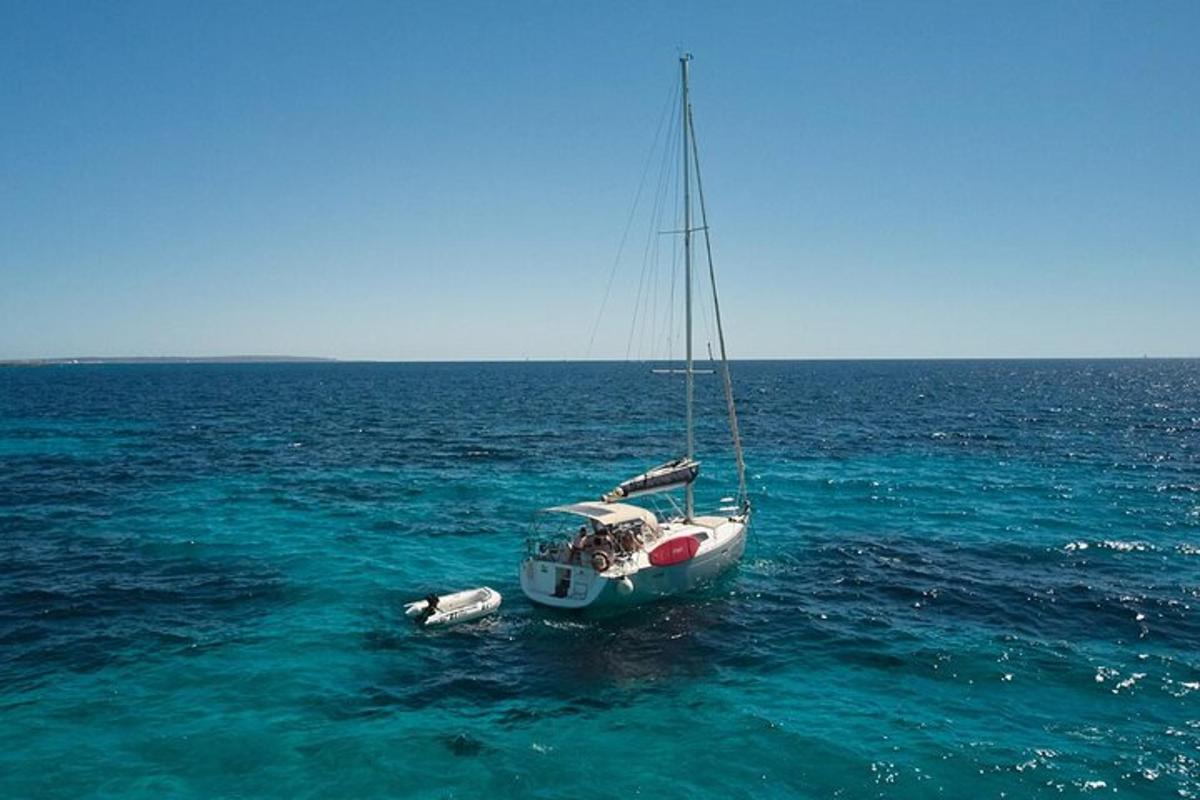 um barco no meio do oceano