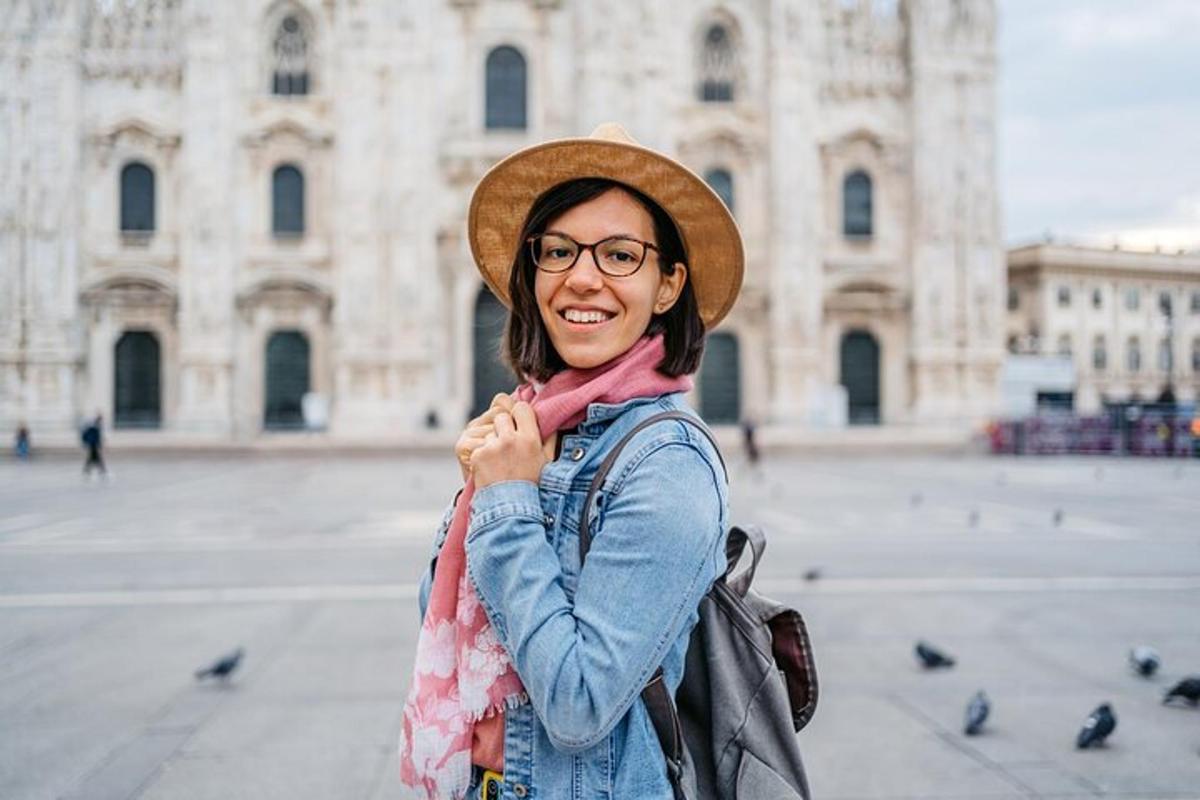 seorang wanita memakai topi berdiri di hadapan sebuah bangunan