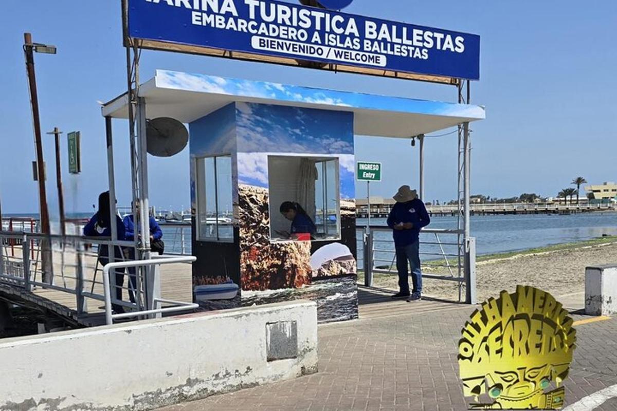 Ένας άντρας στέκεται δίπλα σε ένα κτίριο στην παραλία