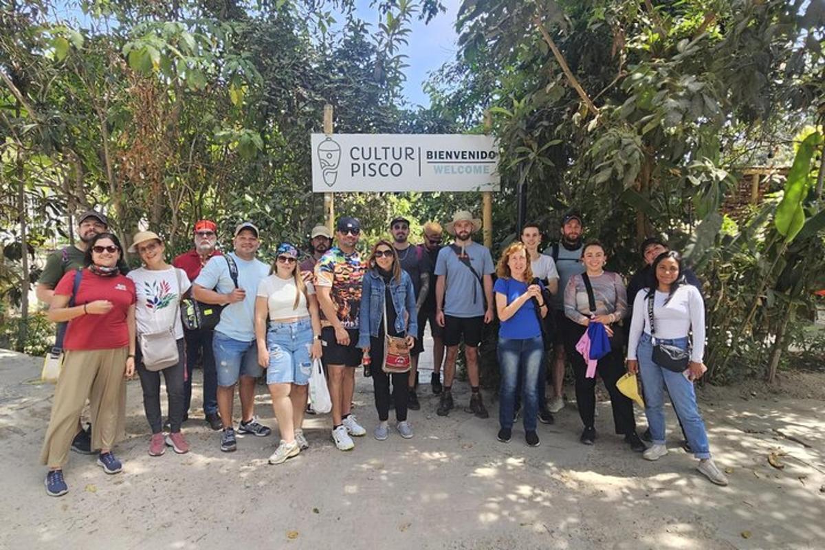 un gruppo di persone in posa per una foto davanti a un cartello
